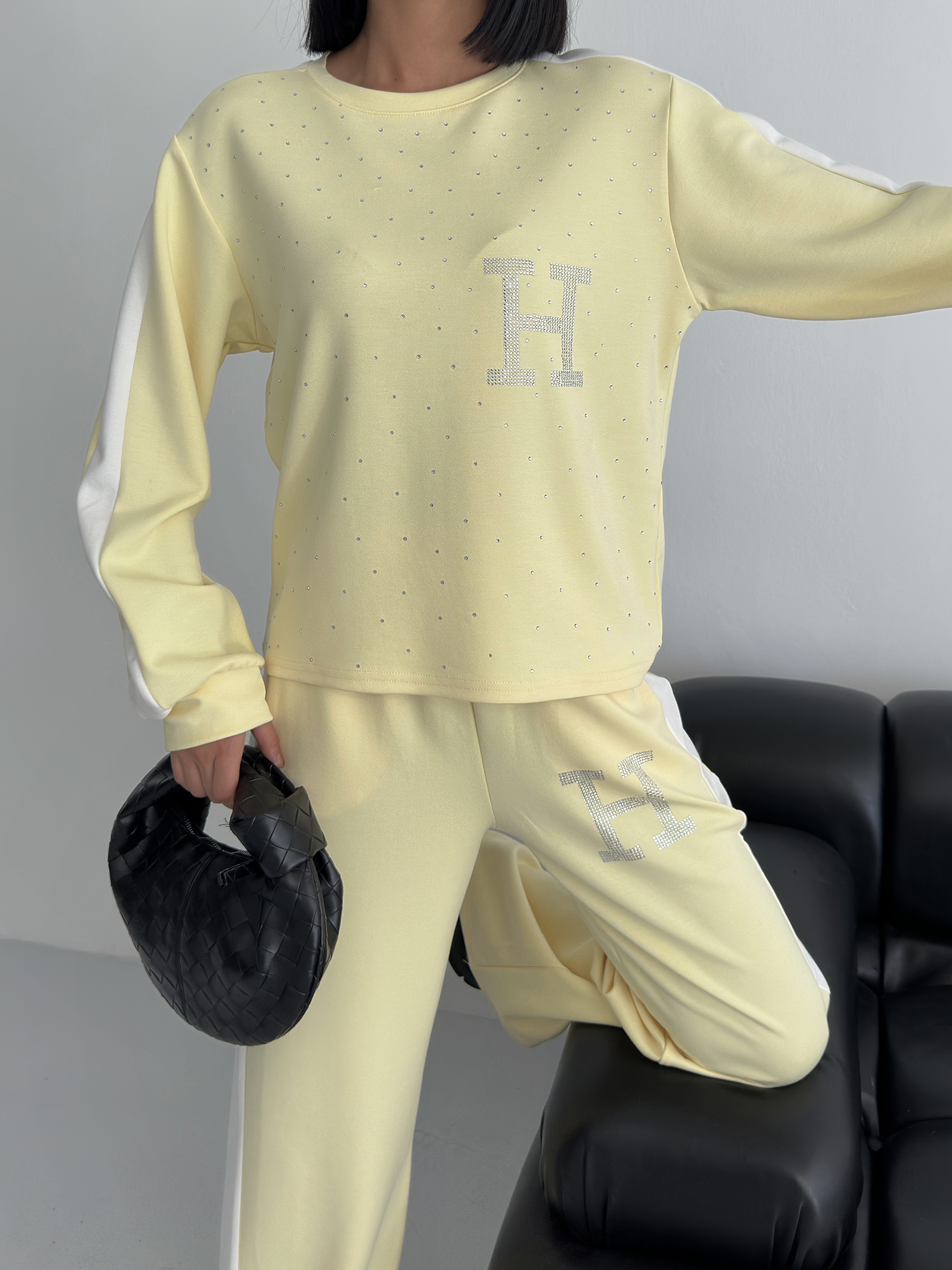 Taş Detaylı Sarı Eşofman Takımı – Şerit Kollu Rahat Kesim ek resim